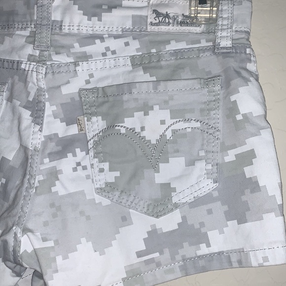 LEVI’S BRAND NEW SIZE 27 SUPER CUTE DIGITAL DESIGN SHORTS - Picture 2 of 7